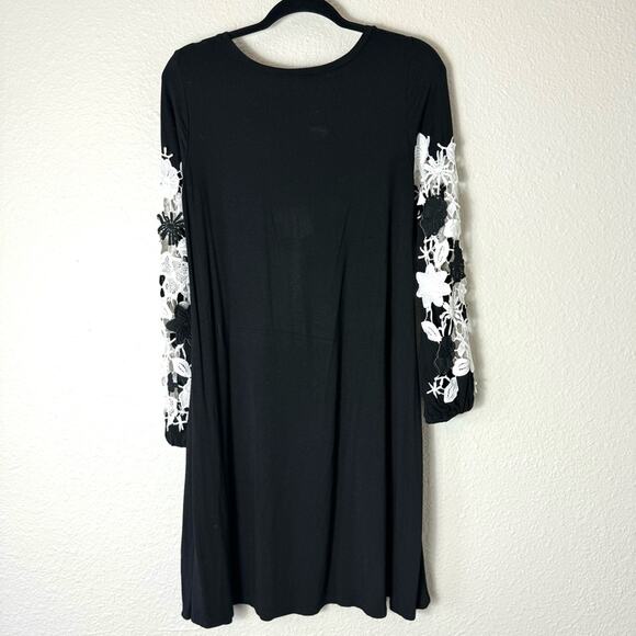 Spense Black & White Crocheted Sleeve Swing Dress Size Small - Picture 2 of 5